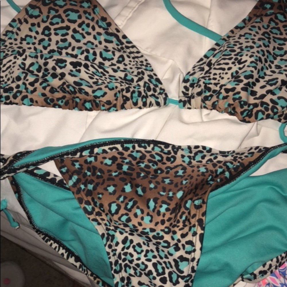 Bathing suits - Picture 5 of 6